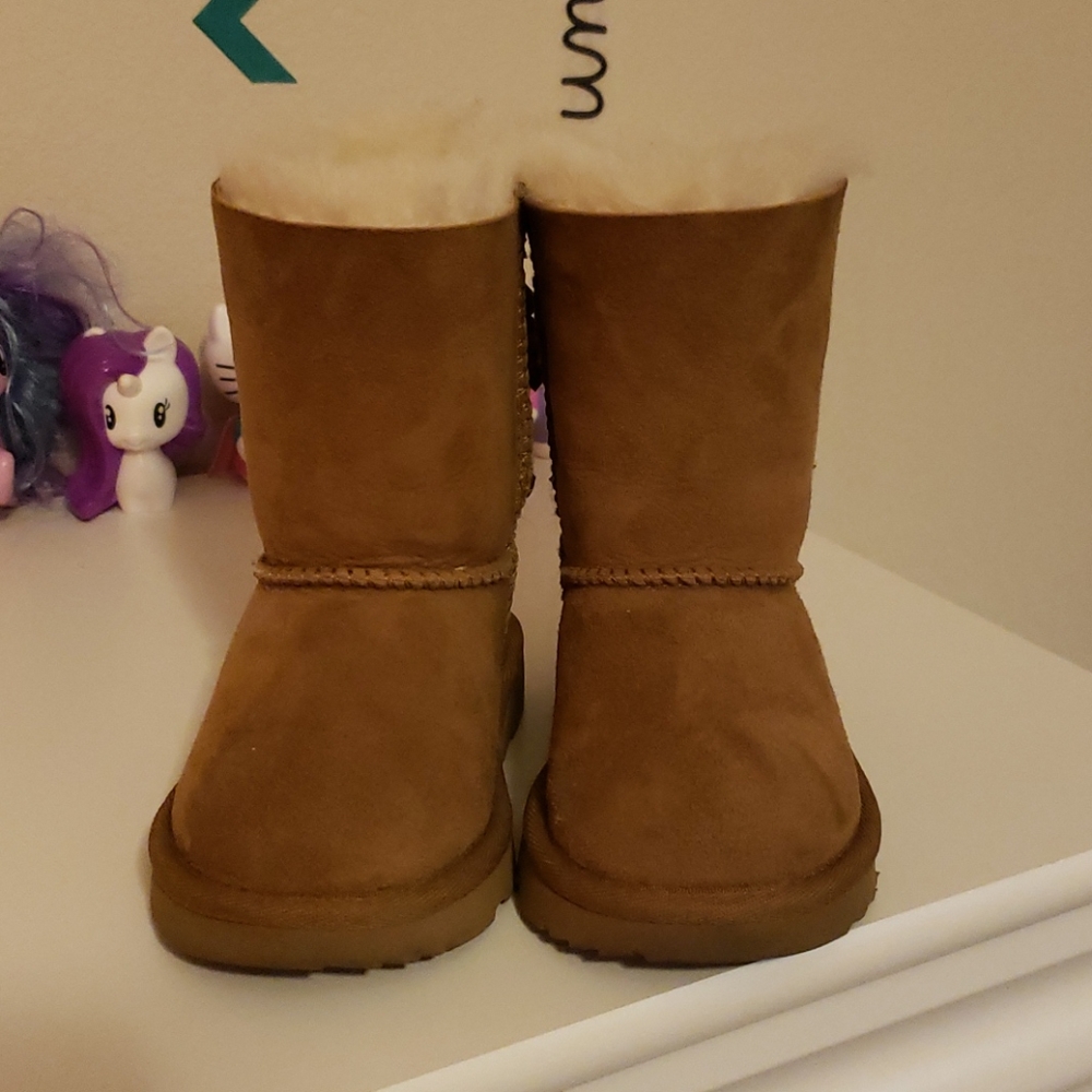 UGG - Picture 2 of 5